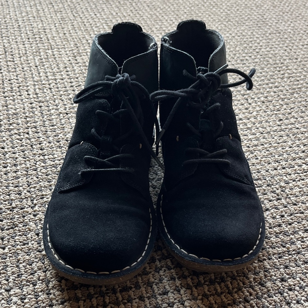 Clark’s collection Stylish Black Women's Ankle suede Boots size 7.5